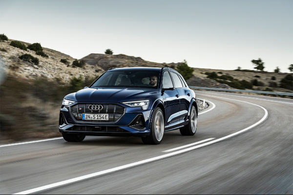 최대 370 kW 출력과(부스트모드) 최대  973 Nm의 토크를 자랑하는 ‘아우디 e-트론 S’